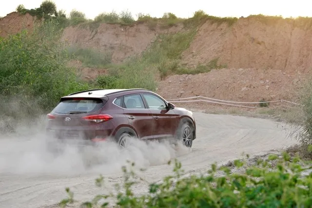 Hyundai Tucson 2016 ra mắt, lịch lãm hơn SantaFe, giá 925 triệu ảnh 3