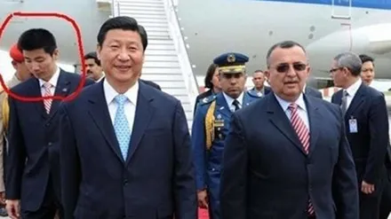 Bật mí đội vệ sĩ của ông Tập Cận Bình ảnh 1 Vệ sĩ (người được khoanh đỏ) của ông Tập Cận Bình luôn theo sát từng bước chân.