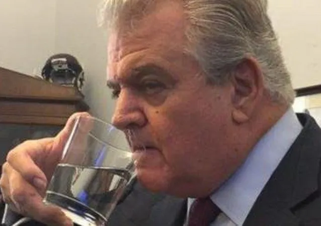 Nghị sĩ Mỹ lấy trộm ly nước thừa của Giáo hoàng ảnh 1 Nghị sĩ Mỹ lấy trộm ly nước thừa của Giáo hoàng ảnh 1