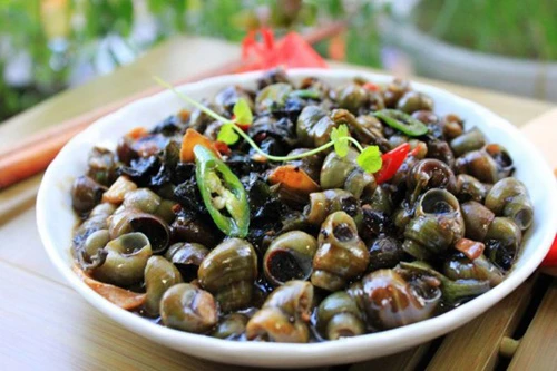 Khi chế biến ốc, nhiều người chủ quan không chế biến kỹ khiến ốc còn sống hoặc chỉ chín tái. (Ảnh minh họa: Internet)