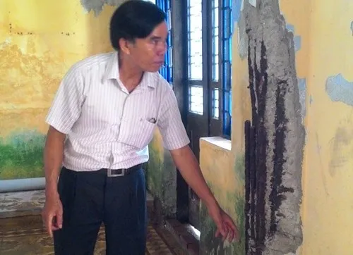 Trường 3 tầng lún cả mét, hàng trăm học sinh sơ tán khẩn - ảnh 1