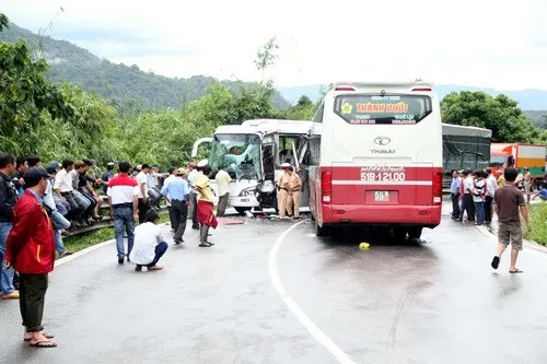 Hai xe khách đấu đầu trên đèo, hàng chục người hoảng loạn - ảnh 1
