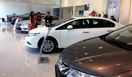 Ô tô giá rẻ đang được nhiều người tiêu dùng lựa chọn thay vì mua xe máy tay ga hạng sang.