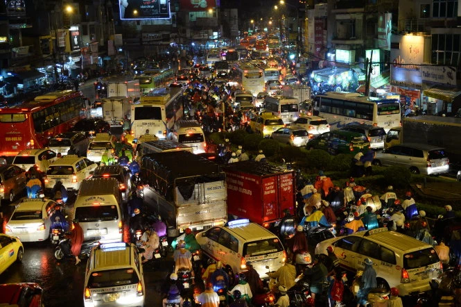 Một 'trận' kẹt xe ở vòng xoay Hàng Xanh, TP.HCM trong mưa - Ảnh: THANH TÙNG