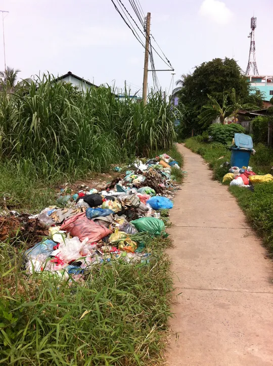  Chỉ vì nhiều người tiếc 12.000 đồng tiền rác mỗi tháng mà con lộ này đã biến thành bãi rác, gây ô nhiễm môi trường 