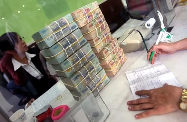 Vay mua ôtô ồ ạt: Coi chừng đổ nợ