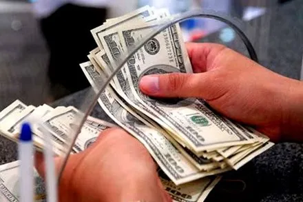 Ngân hàng đồng loạt tăng tỉ giá USD kịch trần ảnh 1 Giá USD ngân hàng tăng kịch trần.