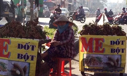 Me Thái đắt ngang nho Mỹ ảnh 1 Tại các con đường TP HCM, me dốt bột xếp thành hàng. Ảnh: Hồng Châu.