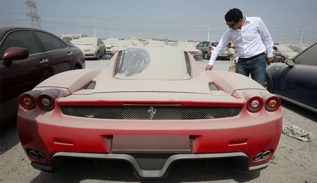 Cảnh sát không thể bán chiếc Ferrari Enzo phủ bụi nổi tiếng ảnh 3