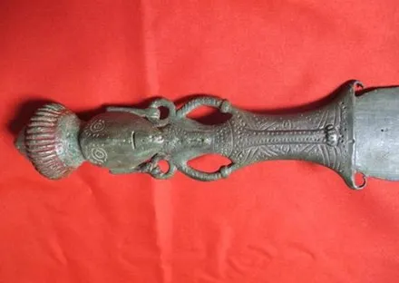 Thanh kiếm tượng người đẹp nhất Việt Nam ảnh 1 Phần chuôi kiếm ngắn núi Nưa khắc họa hình tượng người phụ nữ rất độc đáo. Ảnh: Lê Hoàng.