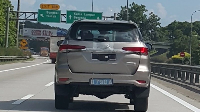 Toyota Fortuner 2016 tiếp tục lộ diện tại Malaysia, sắp về Việt Nam? ảnh 3 Toyota Fortuner 2016 tiếp tục lộ diện tại Malaysia, sắp về Việt Nam? ảnh 3