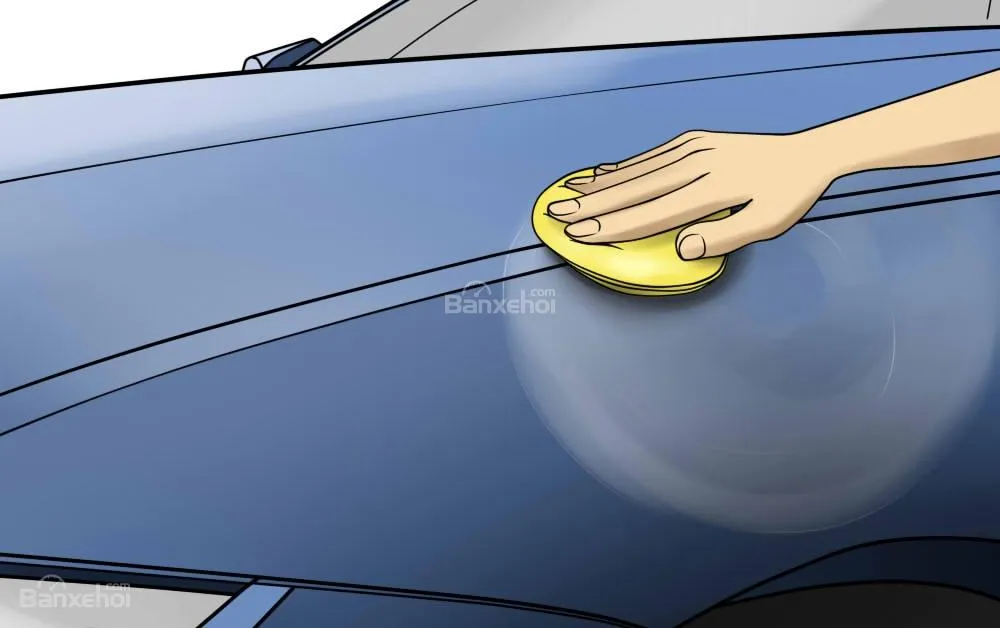 Hãy sử dụng miếng bôi dung dịch hoặc bọt biển để bôi đều dung dịch lên thân xe theo những đường vòng tròn