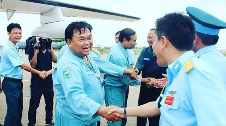 Trong ảnh, Đại tá, Cơ trưởng Lê Kiêm Toàn, Lữ đoàn trưởng 918 bắt tay thân mật Đại tá, Cơ trưởng Nguyễn Hoài Thuỷ, Lữ đoàn phó, phía sau là Trung tá Dương Tú Nam, chủ nhiệm kỹ thuật Lữ đoàn. Ảnh: Đỗ Ngọc Hoa.