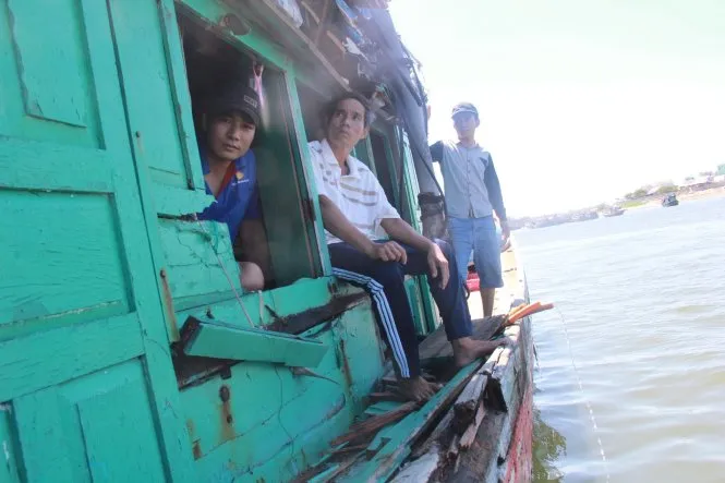 Thuyền trưởng Tuấn (giữa) và các ngư dân sau phiên biển hãi hùng - Ảnh: Trần Mai Tàu Trung Quốc tông tàu cá Việt Nam ở Hoàng Sa