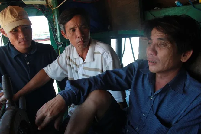 Máy trưởng Á (phải) kể lại sự việc - Ảnh: Trần Mai Tàu Trung Quốc tông tàu cá Việt Nam ở Hoàng Sa