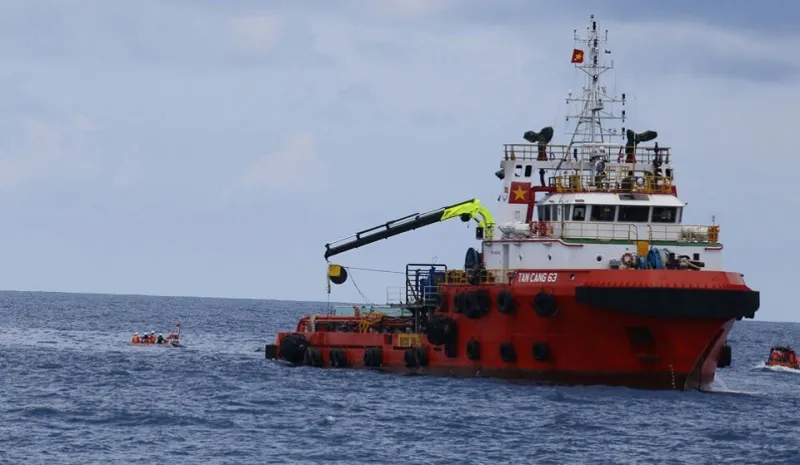 Tàu Tân Cảng 63 làm nhiệm vụ tìm kiếm thi thể 