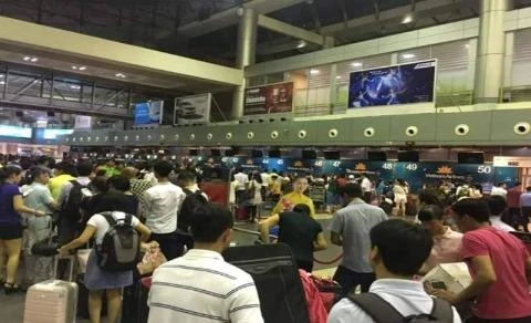 Ùn tắc sân bay Nội Bài tối ngày 29-7. Ảnh: Phi Hùng