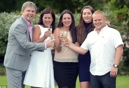 Chuyện cổ tích về gia đình trúng giải xổ số… 1.800 tỉ đồng - ảnh 1