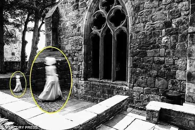 Người đàn ông gây sốc khi chụp ảnh được bóng ma ảnh 1