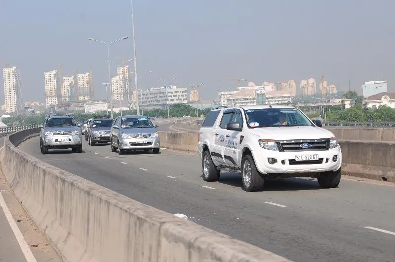 Điều khiển ô tô chạy chậm, có bị phạt? ảnh 1