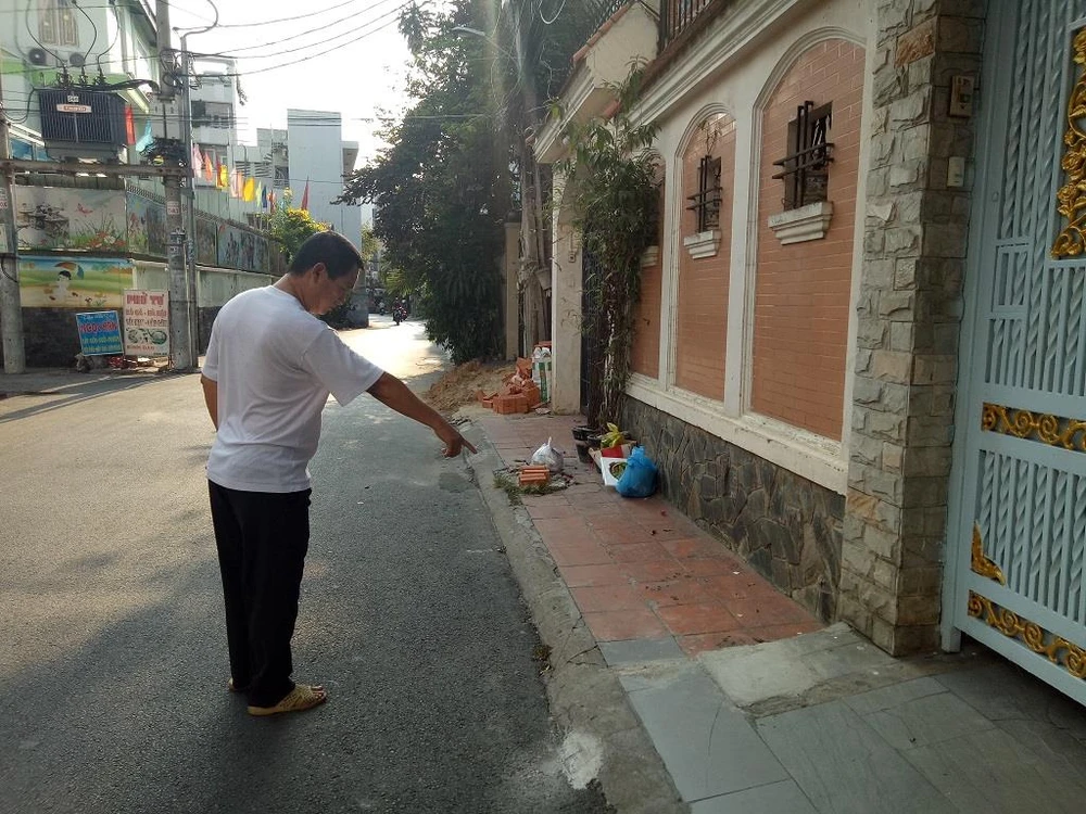 Đã xác định người tháo gỡ hàng đinh nhọn trên vỉa hè ảnh 2