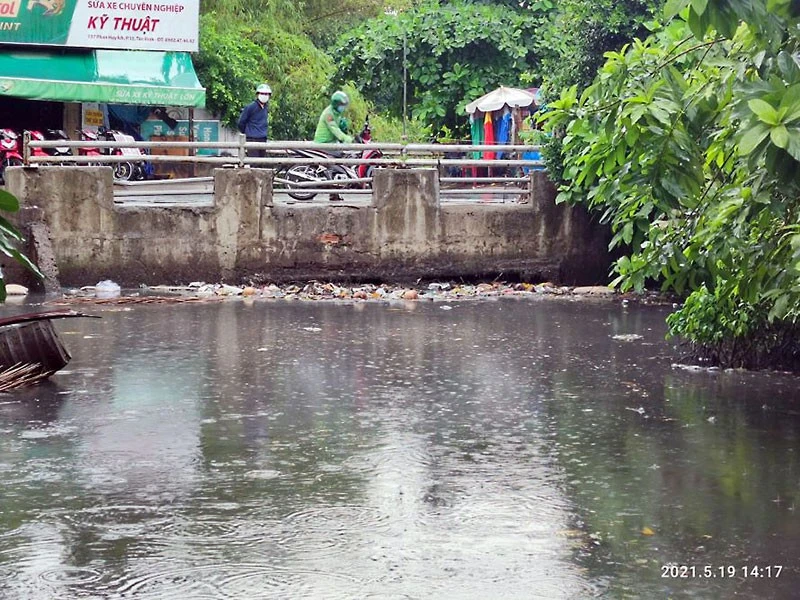 Trước và sau khi tuyến kênh Hy Vọng được chính quyền và người dân dọn sạch đẹp. Ảnh: NGUYỄN HIỀN - MINH TÂM 2