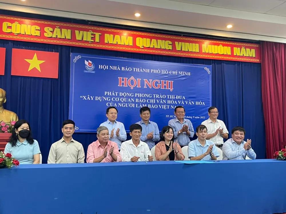 Đại diện các liên chi hội, chi hội các cơ quan báo chí ký cam kết giao ước thi đua. Ảnh: VH