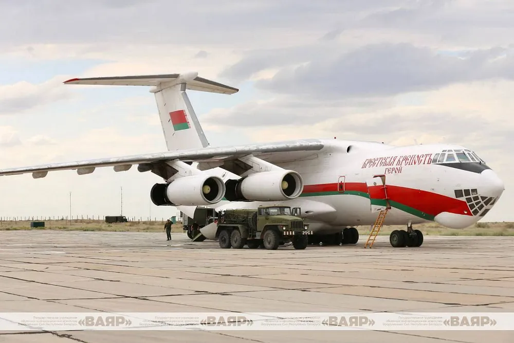 Máy bay vận tải Il-76MD của Belarus đưa lực lượng phòng không tham gia diễn tập tác chiến chiến thuật tại trung tâm huấn luyện Ashuluk (Nga). Ảnh: VAYAR Belarus tập trận bắn đạn thật với Nga.jpg