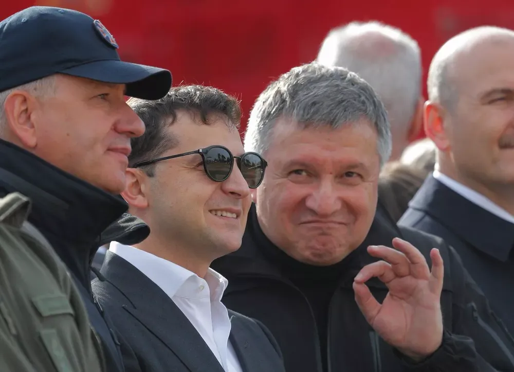 Cựu Bộ trưởng Nội vụ Ukraine Arsen Avakov (thứ 3, từ trái) được SVR cho là đã được Mỹ chọn để thay thế Tổng thống Ukraine Volodymyr Zelensky (thứ 2, từ trái). Ảnh: SPUTNIK Ông Avakov được chọn thay thế ông Zelensky.jpg