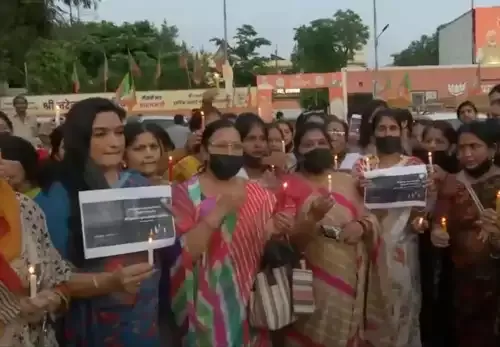 Thủ hiến bang West Bengal, bà Mamata Banerjee tổ chức tuần hành im lặng với nến để lên án vụ nữ bác sĩ nghi bị cưỡng hiếp tập thể rồi bị sát hại ở TP Kolkata. Ảnh: ANI Cưỡng hiếp tập thể ở Kolkata_1.jpg
