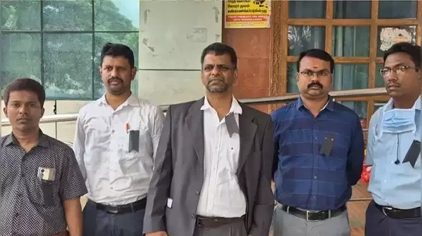 Các bác sĩ tại Bệnh viện tưởng niệm Mahatma Gandhi tại TP Trichy đeo phù hiệu đen để lên án vụ nữ bác sĩ nghi bị cưỡng hiếp tập thể rồi bị sát hại ở Kolkata. Ảnh: THE TIMES OF INDIA Cưỡng hiếp tập thể ở Kolkata_3.jpg