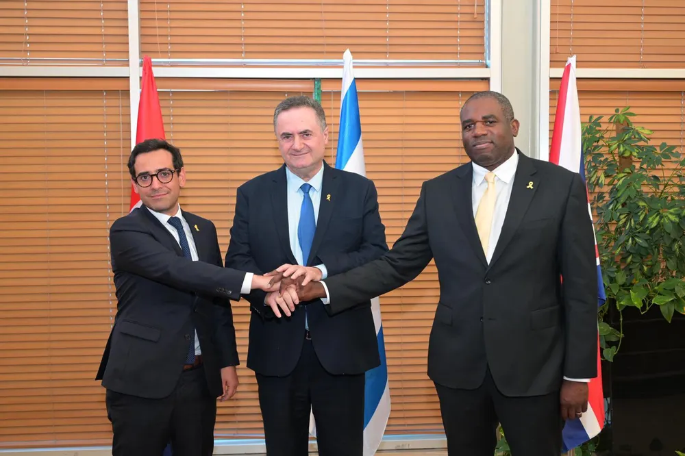 Ngoại trưởng Pháp Stephane Sejourne (trái), Ngoại trưởng Israel Israel Katz (giữa) và Ngoại trưởng Anh David Lammy (phải) trong cuộc hội đàm hôm 16-8 ở Jerusalem. Ảnh: X Israel muốn lập liên minh đáp trả Iran.jpg