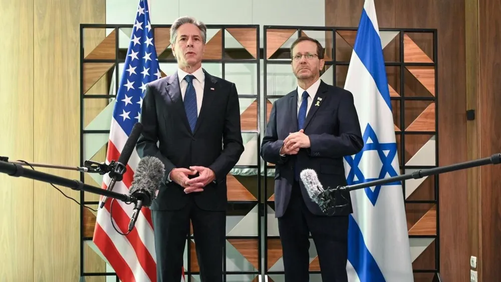 Ngoại trưởng Mỹ Antony Blinken (trái) và Tổng thống Israel Isaac Herzog (phải) trong cuộc họp báo hôm 19-8 tại Tel Aviv. Ảnh: CNN Blinken tới Israel bàn thoả thuận ngừng bắn Gaza.jpg