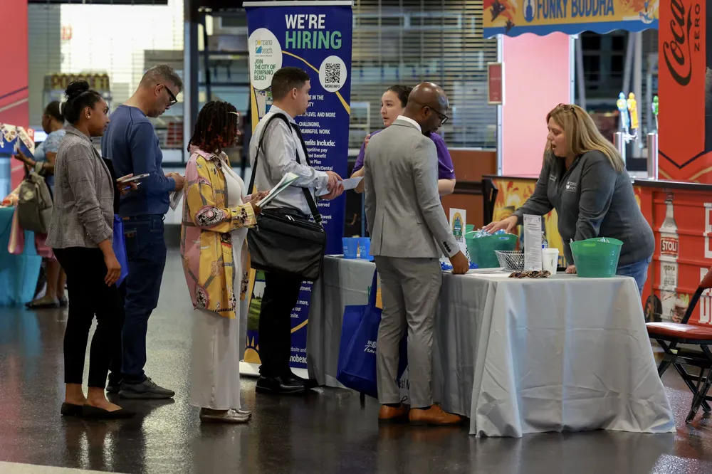 Một hội chợ việc làm tại TP Pompano Beach, bang Florida (Mỹ) cuối tháng 6. Ảnh: GETTY IMAGES Job fair.jpg