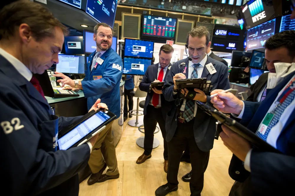 Các nhân viên tại Sàn giao dịch chứng khoán New York hôm 20-8. Ảnh: BLOOMBERG New York Stock Exchange_Bloomberg.jpg