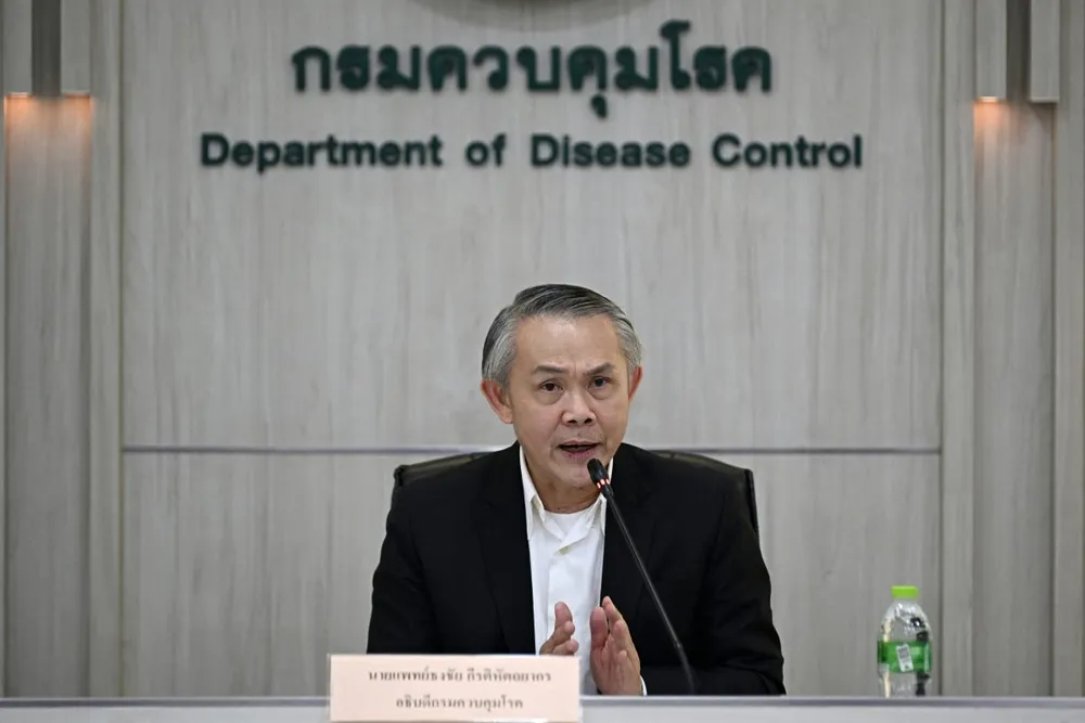 Ông Thongchai Keeratihattayakorn trong họp báo công bố ca nghi nhiễm biến thể 1b của virus đậu mùa khỉ hôm 21-8. Ảnh: GETTY IMAGES Thái Lan công bố ca nhiễm đậu mùa khỉ biến thể mới.jpg