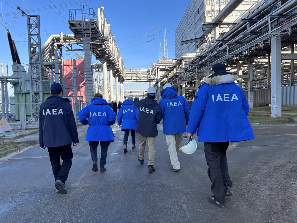 Một đợt kiểm tra của nhóm thanh sát hạt nhân thường trực của IAEA tại nhà máy điện hạt nhân Zaporizhia hồi tháng 2. Ảnh: REUTERS Nhóm thanh sát hạt nhân IAEA tại ZNNP_022024.jpg