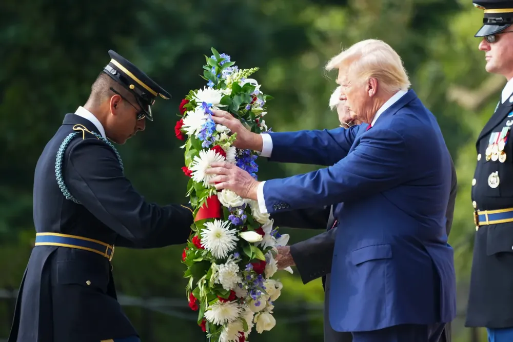 Ông Trump đặt vòng hoa tại Nghĩa trang quốc gia Arlington.jpg