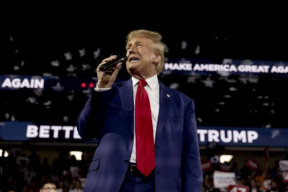 Cựu Tổng thống Mỹ Donald Trump tham gia sự kiện tranh cử tại TP Flint (bang Michigan) tối 17-9, chỉ 2 ngày sau vụ ám sát hụt lần hai. Ảnh: MLIVE Trump trở lại sau vụ ám sát hụt lần 2.jpg
