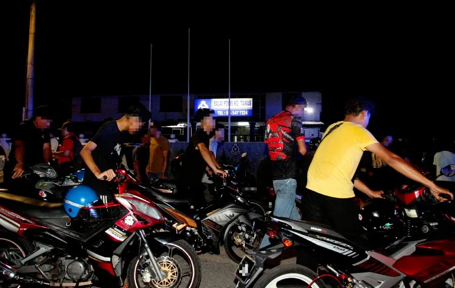 Những chiếc xe và các đối tượng bị lực lượng an ninh Malaysia vây bắt tại "một trường đua xe trái phép" ở bang Perak tối 22-9. Ảnh: BERNAMA Malaysia bắt giữ băng đua xe trái phép ở Perak.jpg