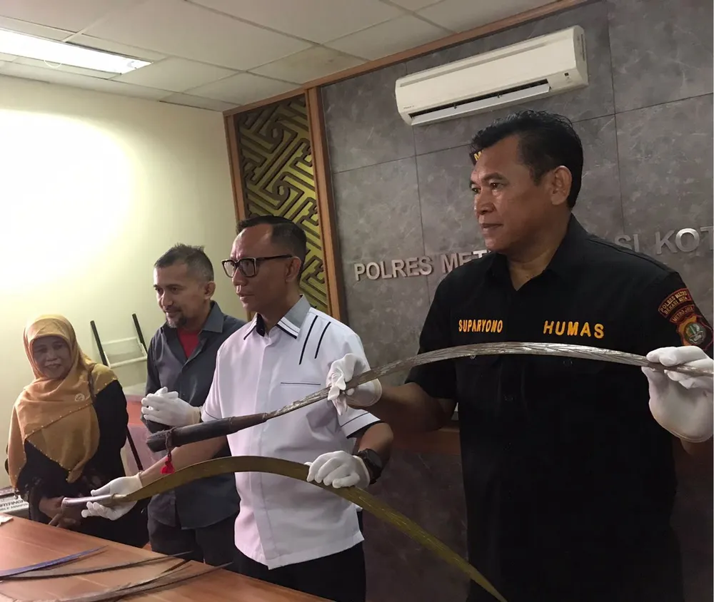 Các hung khí thu được khi cảnh sát tuần tra bắt giữ một nhóm thanh thiếu niên tụ tập ẩu đả hôm 21-9. Ảnh: INDONESIAN NATIONAL POLICE Hung khí_nhóm thanh thiếu niên ẩu đả bên sông Bekasi.jpg
