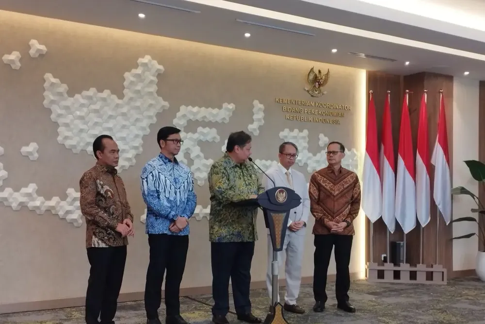 Bộ trưởng Điều phối kinh tế Indonesia Airlangga Hartarto (giữa) trong buổi họp báo hôm 25-9 nhằm công bố việc Jakarta chính thức xin gia nhập CPTPP. Ảnh: ANTARA Indonesia chính thức xin gia nhập CPTPP.jpg