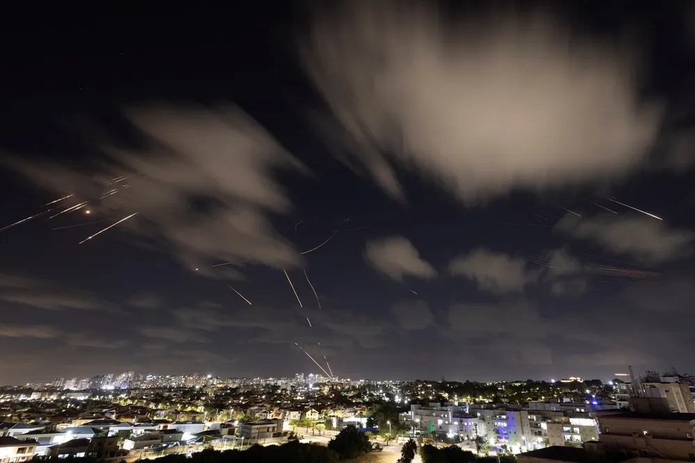 Iran phóng tên lửa vào Israel.jpg