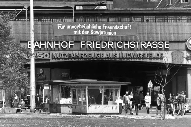 Ga tàu hoả Friedrichstrasse (Đông Đức), ảnh chụp năm 1982. Ảnh: GETTY IMAGES Ga Friedrichstrasse.jpg