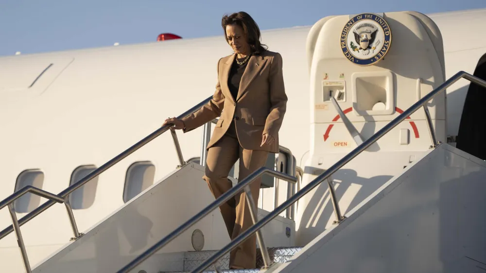Phó Tổng thống Mỹ Kamala Harris bước xuống từ máy bay Không lực Hai tại TP Phoenix (bang Arizona) hôm 11-10. Ảnh: AFP Nhà Trắng công bố báo cáo sức khoẻ của bà Harris.jpg