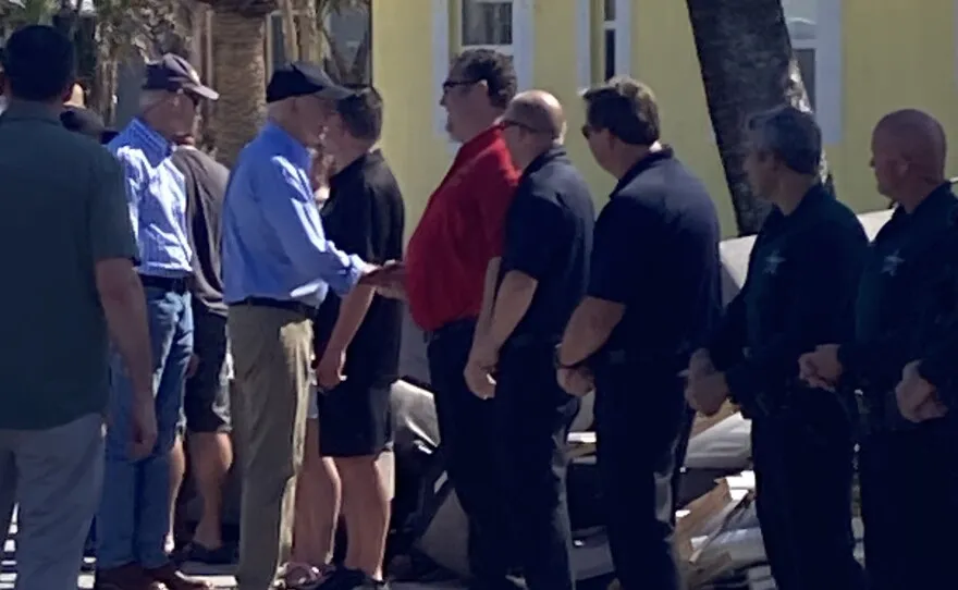 Tổng thống Joe Biden thị sát vùng bị bão Milton quét qua ở Florida_bắt tay.jpg