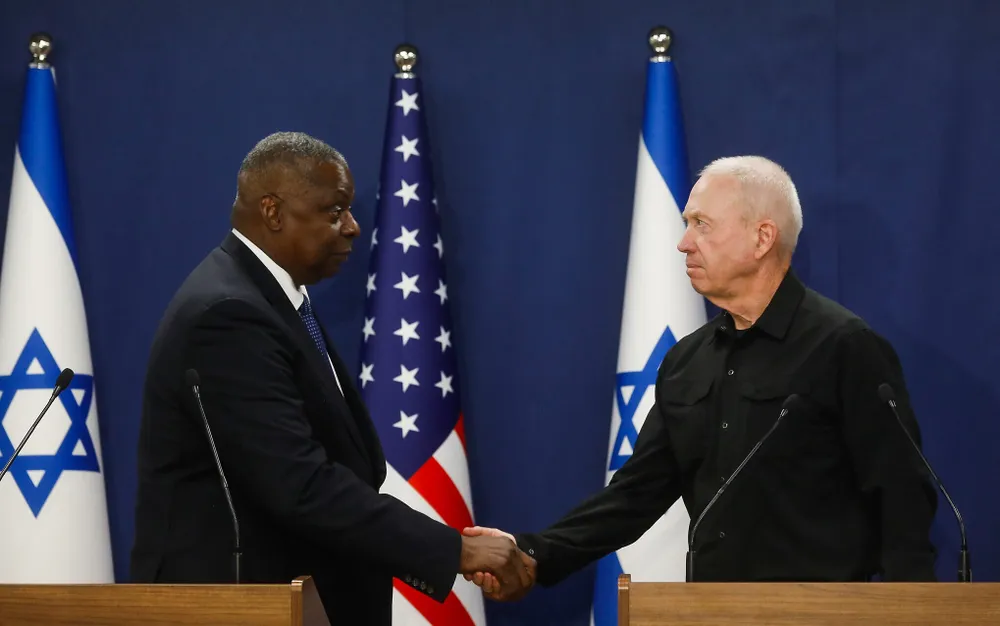 Bộ trưởng Quốc phòng Mỹ Lloyd Austin (trái) và người đồng cấp Israel Yoav Gallant (phải) trong một cuộc họp tại Tel Aviv (Israel) hôm 13-10-2023. Ảnh: THE TIMES OF ISRAEL Mỹ ra điều kiện Israel phải cải thiện hoạt động cứu trợ nhân đạo ở Dải Gaza.jpg