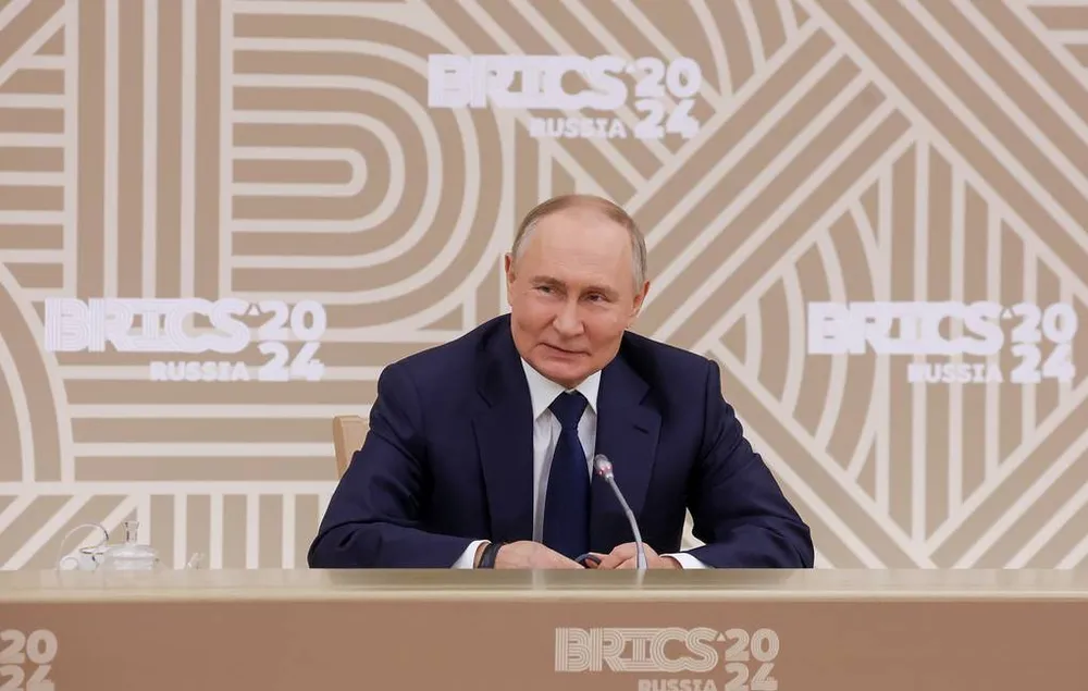 Tổng thống Nga Vladimir Putin trong cuộc họp báo với các hãng truyền thông BRICS hôm 18-10. Ảnh: TASS Putin cảnh báo Ukraine về vũ khí hạt nhân.jpg