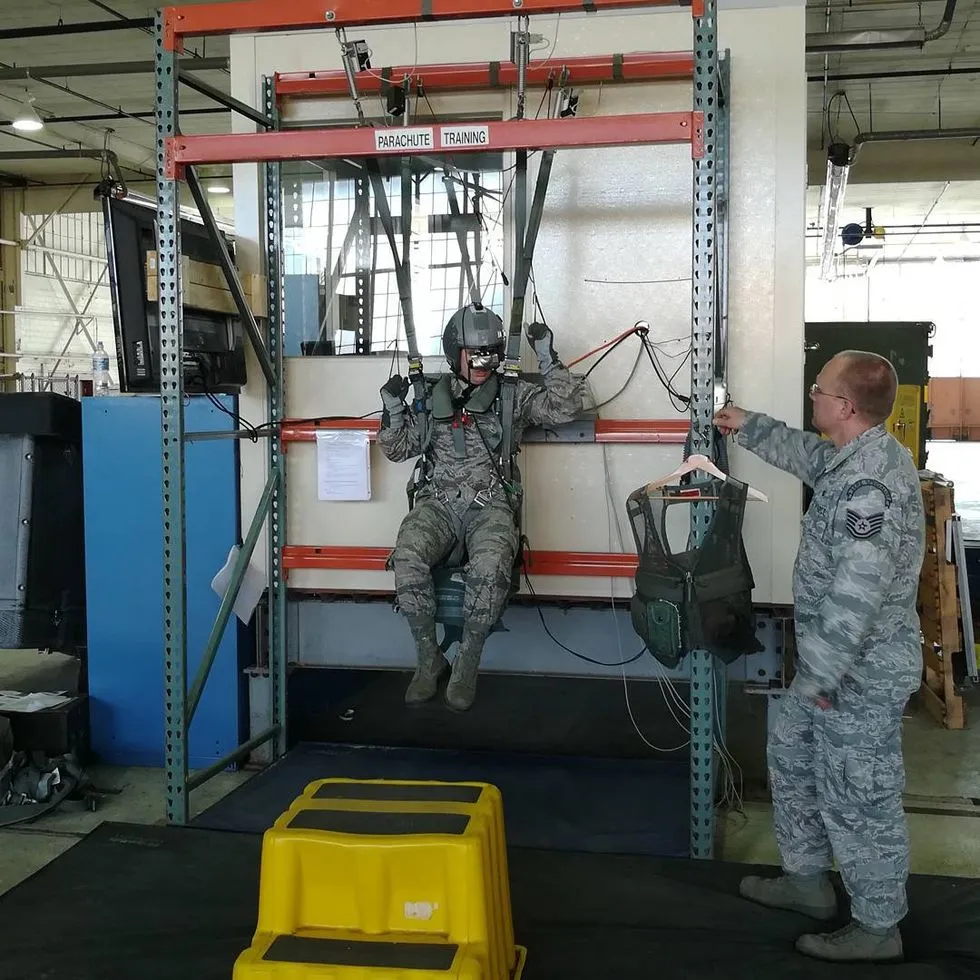 Phi công Mỹ huấn luyện mô phỏng sử dụng ghế phóng.jpg