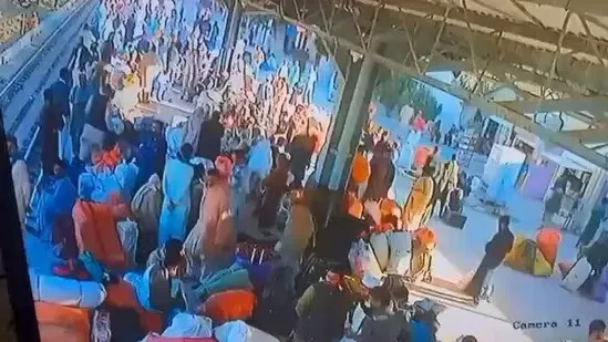 Hình ảnh từ camera an ninh ghi lại sự đông đúc tại nhà ga xe lửa ở Quette, tỉnh Balochistan (Pakistan) ngay trước vụ đánh bom hôm 9-11. Ảnh: HUNDISTAN TIMES Nhà ga ở Pakistan trước vụ đánh bom tự sát 9-11.jpg